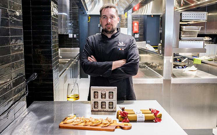 Le Chef de cuisine Julien Le Breton presente des produits Klong Phai Farm a la Food School Bangkok