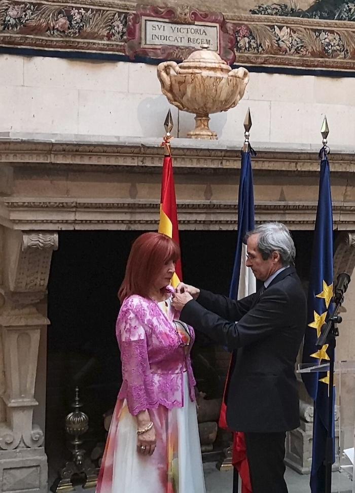 L'ambassadeur de France à Madrid Yves Saint-Geours remet à Karmen Garrido la distinction de chevalier de l'ordre du mérite