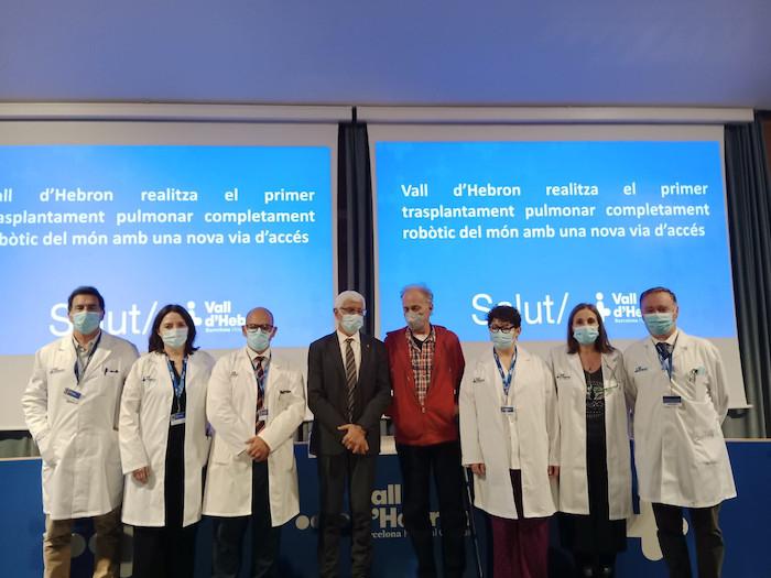 L'equipe du vall d'hebron avec le patient opéré