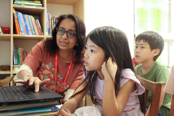 Deux élèves et une institutrice du LFIM