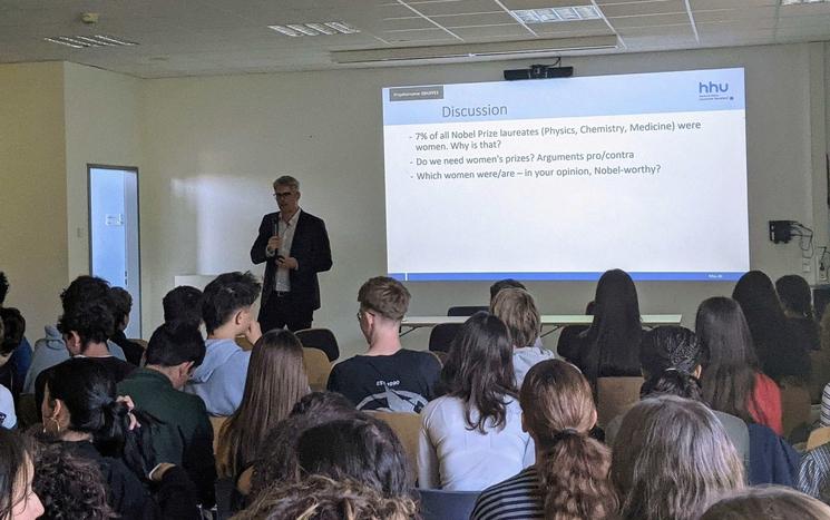 Nils Hansson, professeur d’histoire de la médecine à l’université de Düsseldorf, à la rencontre de collégiens et lycéens du Lycée français international Victor Hugo le 5 octobre à l’occasion de la Fête de la science 2026 (photo : LFIVH)
