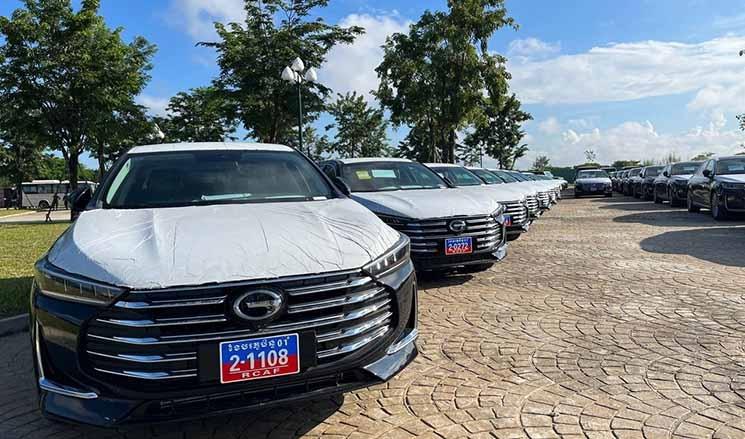 La Chine offre des voitures de luxe au Ministère de la Défense cambodgien Torn Chanritheara cambodianess