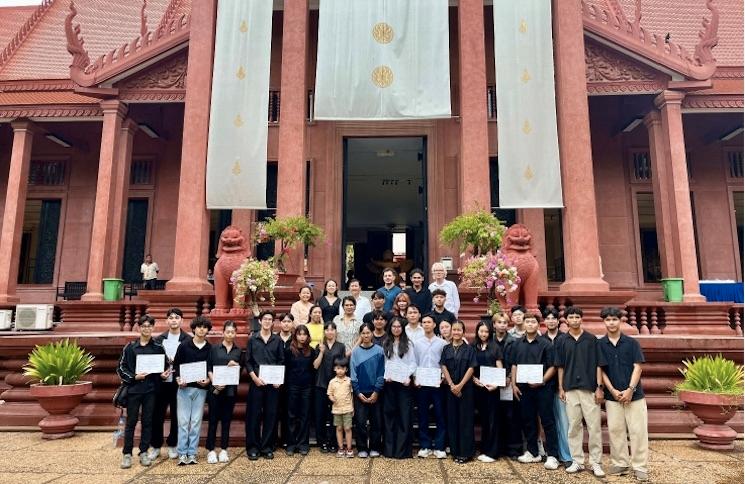 equipe de traveux du miusée national de pohnom penh
