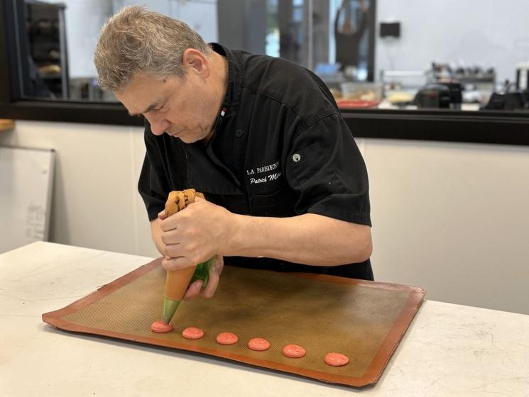 Patrick Morin prépare des Macarons I Crédit Sjj
