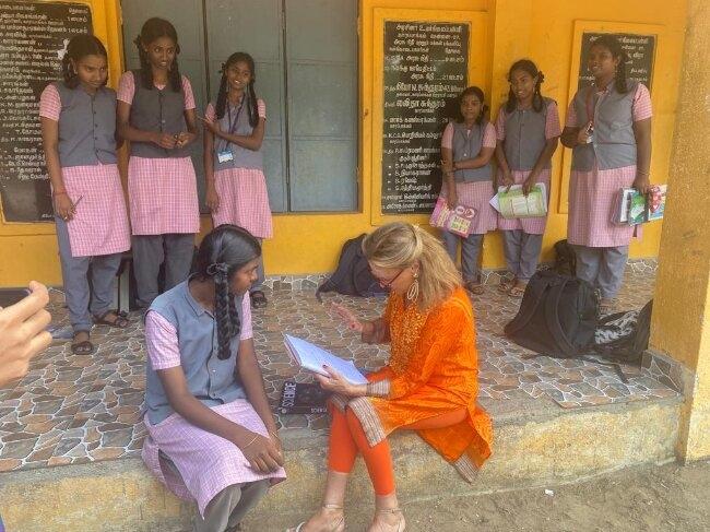 La Princesse révise des cahiers de maths avec des élèves. Image : FHI