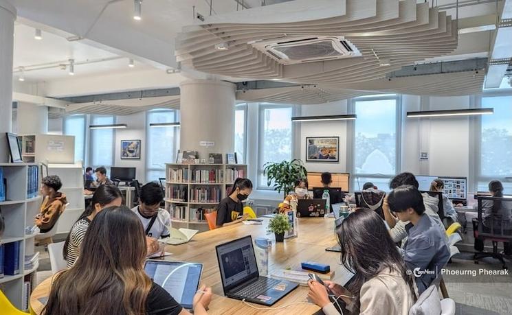Le Centre de ressources des Chambres extraordinaires au sein des tribunaux cambodgiens (CETC) est devenu une bibliothèque publique populaire, offrant un accès gratuit à des ressources éducatives pour les étudiants, les chercheurs et le public.