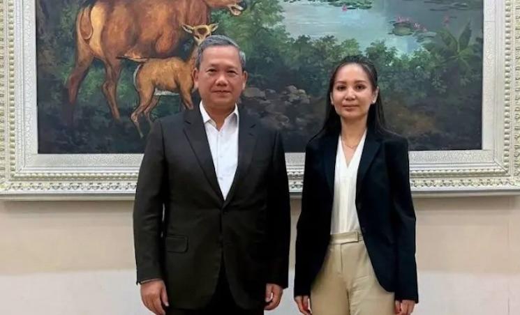 Le Premier ministre Hun Manet pose aux côtés de Kem Monovithya, la fille de Kem Sokha, à l'issue d'une réunion le 14 août 2026. (STPM)