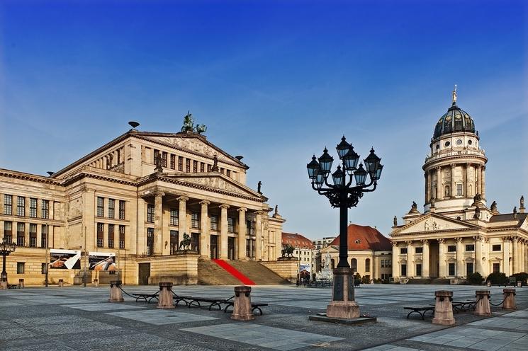 La place Gendarmenmarkt avec église et salle de concert