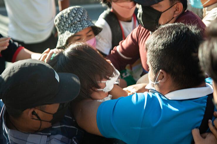La police a immobilisé Sithar en la faisant monter de force dans une voiture (photo Gerald Flynn)