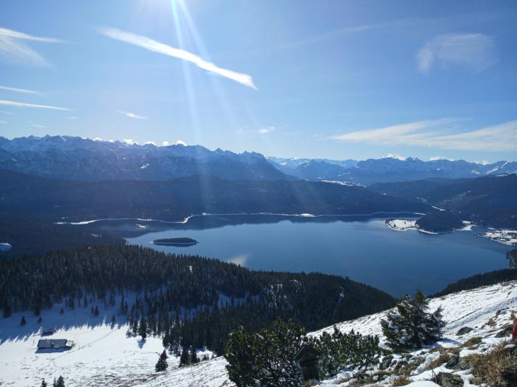 Vue sur un lac au milieu des montagnes
