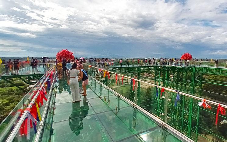 Vue panoramique sur les montagnes du nord de la Thailande depuis la passerelle de verre a Lamphun