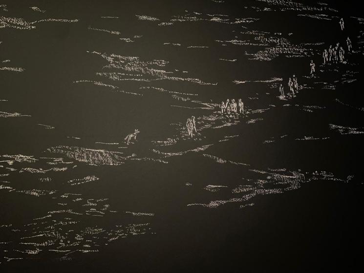 Un paysage dessiné à la craie blanche sur fond noir, avec une file de silhouettes humaines et plus bas, un renard les regardant