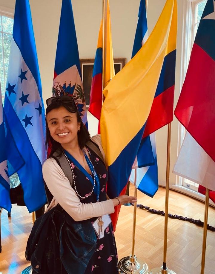 Laura Mendoza devant le drapeau colombien