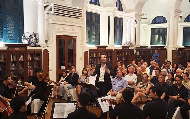 Le musicien Laurent Couson donne un concert dans la Neilson Hays Library de Bangkok