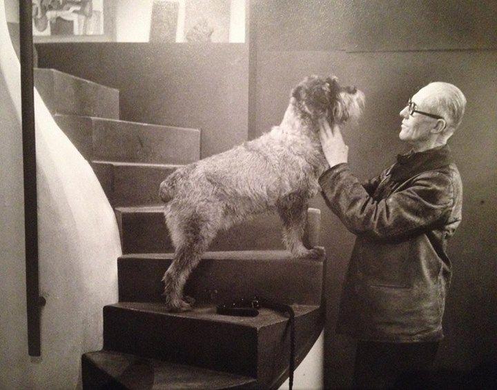 Le Corbusier et son chien Pinceau, à Paris, en 1944