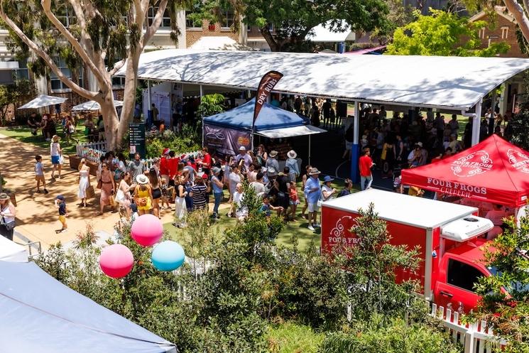 French Christmas Market édition 2024 marché ouvert Sydney avec des passants visitent les stands locaux artisanaux