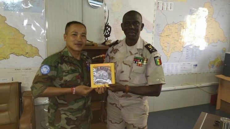 Le lieutenant-colonel NHE Panha raconte comment le français, appris dès l’enfance, a façonné sa carrière et lui a permis de servir comme Casque bleu en Afrique.