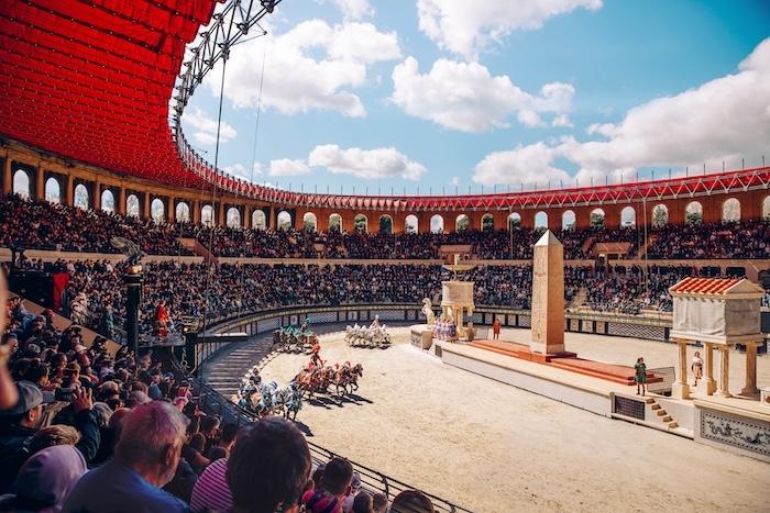 une course de chars au puy du fou