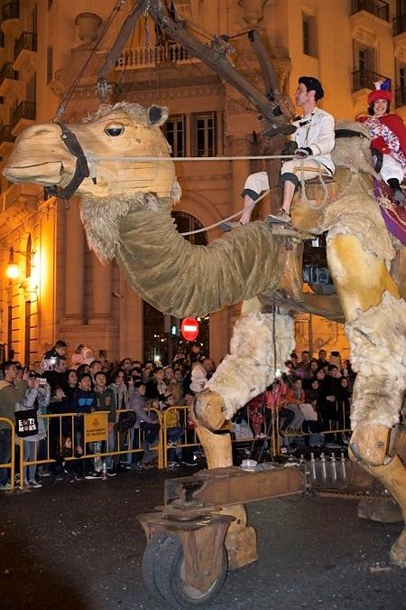 Roi Mage sur un dromadaire articulé