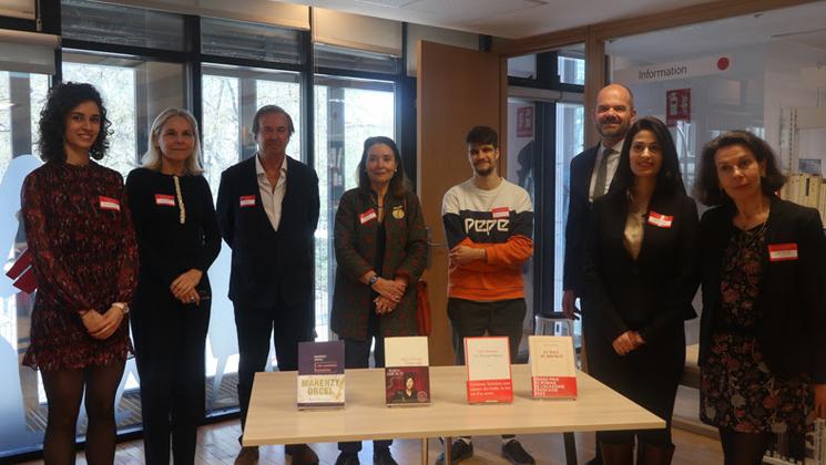 Le jury espagnol du prix pose devant le livre