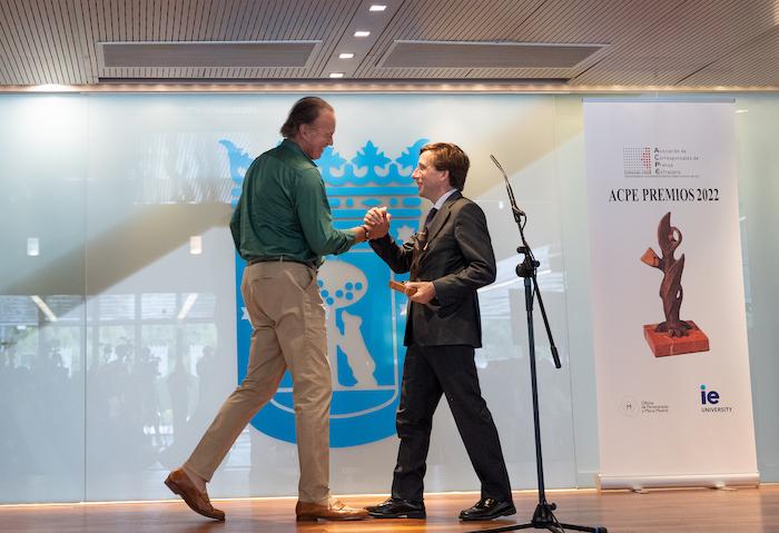 Bertín Osborne reçoit le prix des mains du maire de madrid