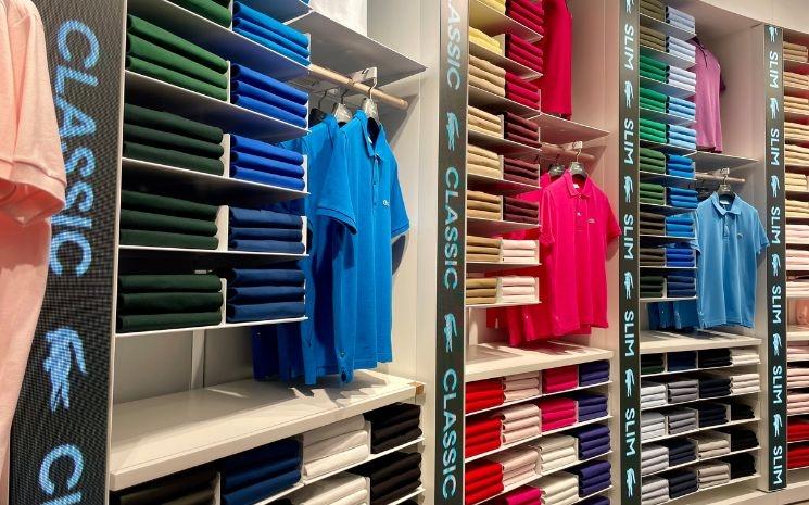 Le polo Lacoste à Londres (Crédit : Delphine Gourgues)