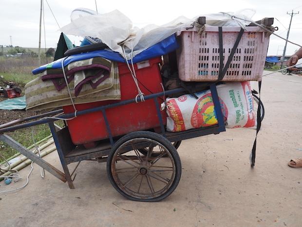 La famille Man Pich a deux enfants qui ont fui leur maison dans le village de Prey Prech le 10 décembre. Photo de Sao Phal Niseiy.