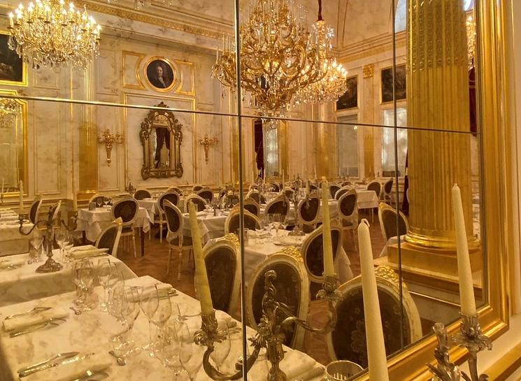 Le salon Jean de la Fontaine et ses cinq lustres sur mesure