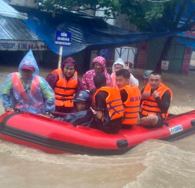Le groupe SOS du Rosaire de Ha Tinh a emmené des personnes dans la zone sujette aux inondations de Hoa Tinh, dans l’après midi du 21 novembre.