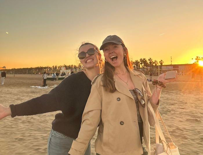 Lena et une amie sur la plage coucher de soleil