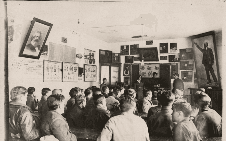 Classe d'école avec un portrait de Lénine.