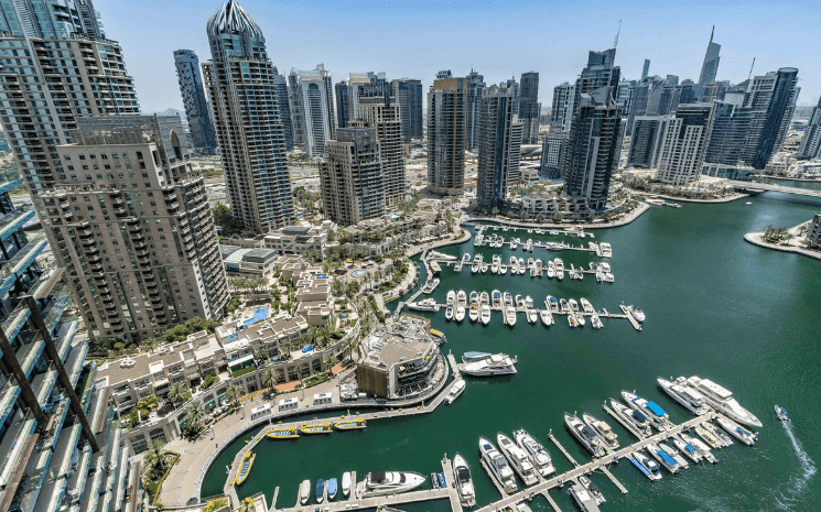 Voyage sur les routes de montagne en voiture
