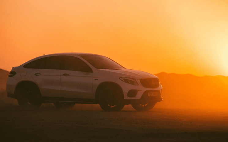 Voyage sur les routes de montagne en voiture