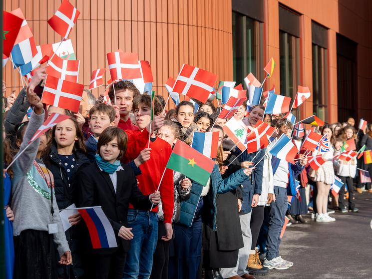 Les élèves du Lycée français de Copenhague accueillent la reine du Danemark