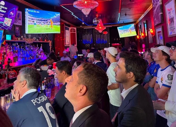 Le maire de San Francisco Daniel Lurie et le vice consul Paul Salvaire regardent le premier match de la cupe du monde France-Sénégal au Paname ßan Francisco