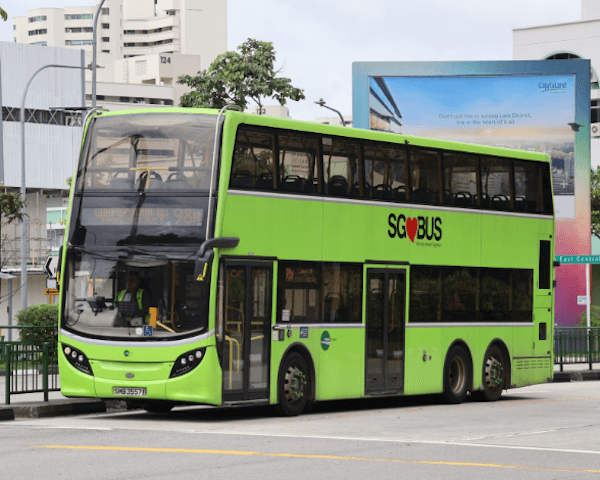 Les bus à impériale électriques de Land Transport Authority à Singapour