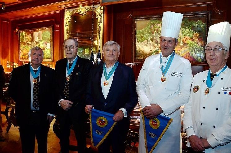 Les confréries, gardiennes des traditions gastronomiques françaises, sont à l’honneur aux Grands Buffets