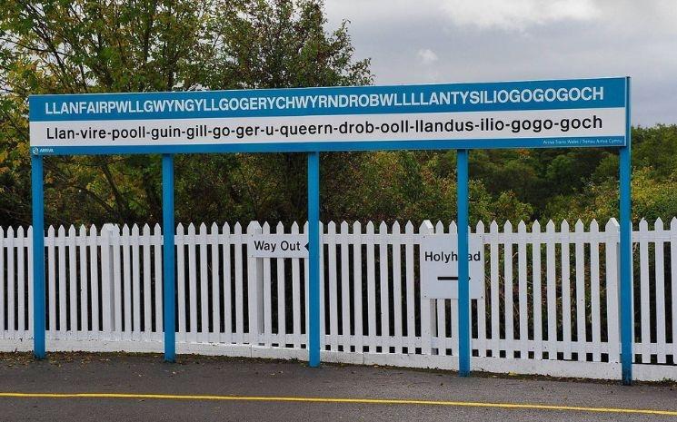Llanfairpwllgwyngyllgogerychwyrndrobwllllantysiliogogogoch
