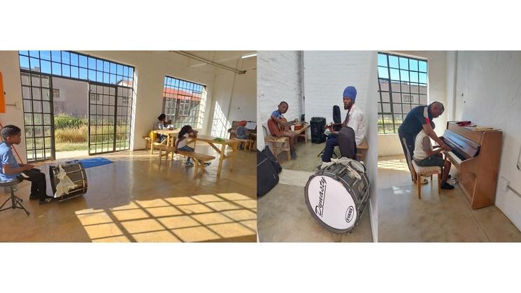 Pièce principale avec un piano et piece secondaire avec lecçon de guitare