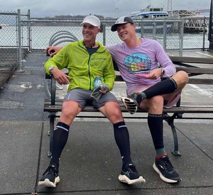Un père et son fils sur un banc à San Francisco