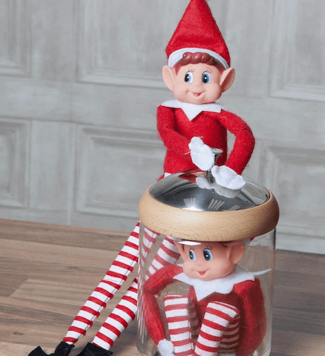 deux lutins farceurs qui s'amusent