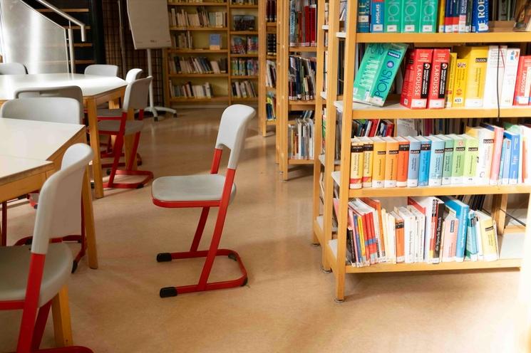 Le CDI du Lycée Jean Renoir, une chaise et des dictionnaires de langues