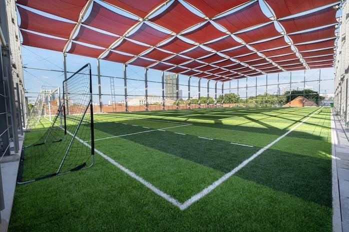 nouveau terrain de sport sur le toit