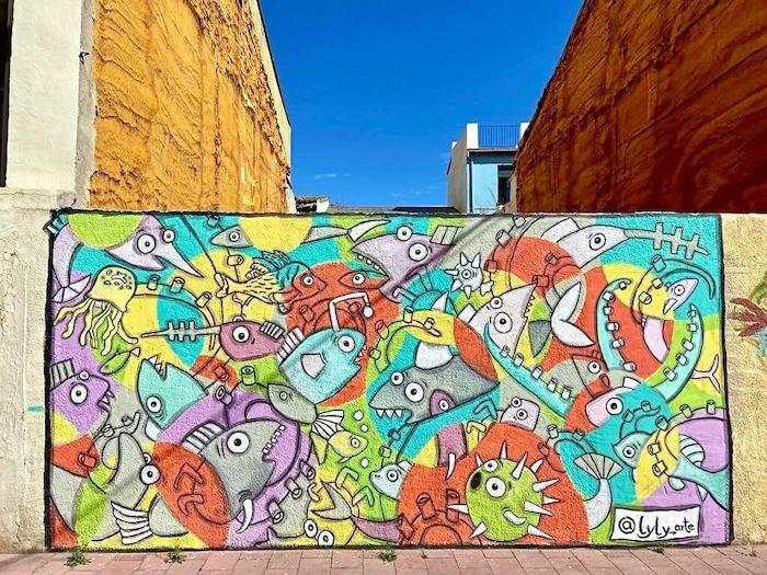 des poissons colorés peint sur un mur à Valencia par Lyly arte