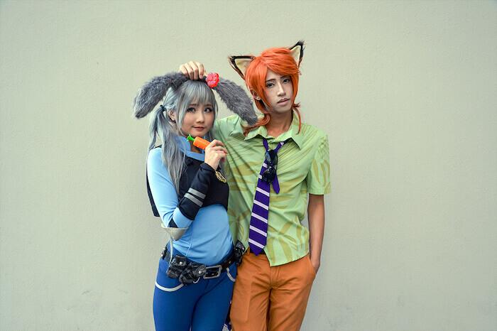 un couple d'asiatiques avec des cheveux colorés, des tenues exentriques et des oreilles de lapin
