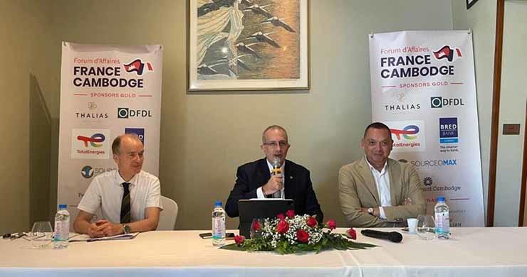 MM Philippe Baudry, Arnaud Darc et Soreasmey Ke Bin. AKP