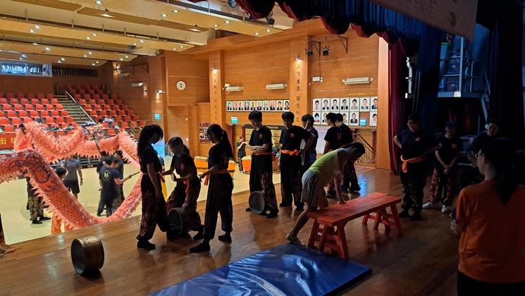 Equipe pratiquant la danse du dragon