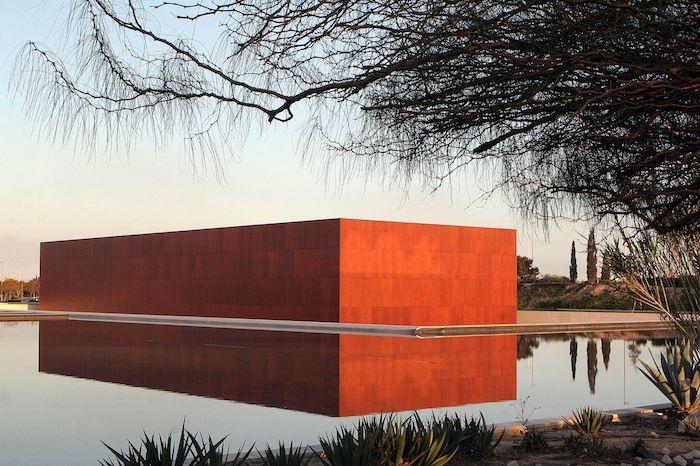 le batiment orange du Museo de la Universidad de Alicante