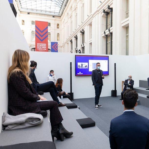 Réunion de plusieurs hommes d'affaires