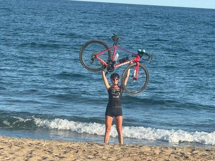 Manon avec un vélo face à la mer